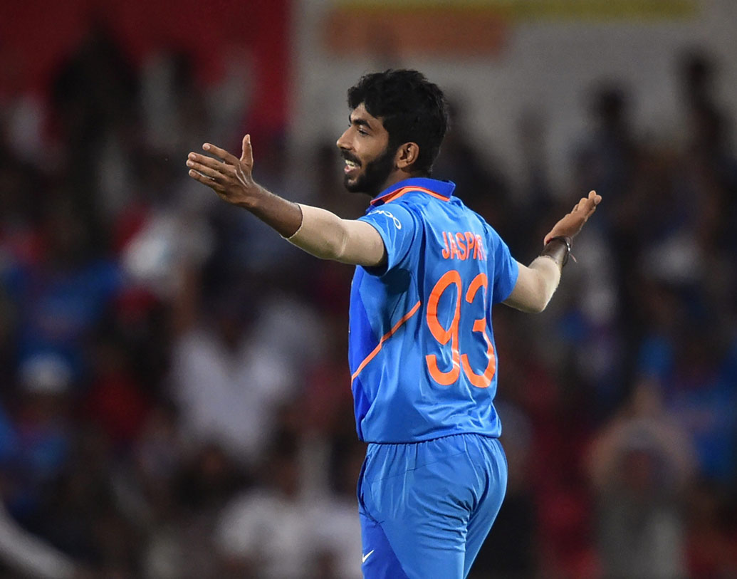 বুমরা ৪৮তম ওভারে মাত্র এক রান দিয়ে চাপে ফেলে দিয়েছিলেন অজিদের।