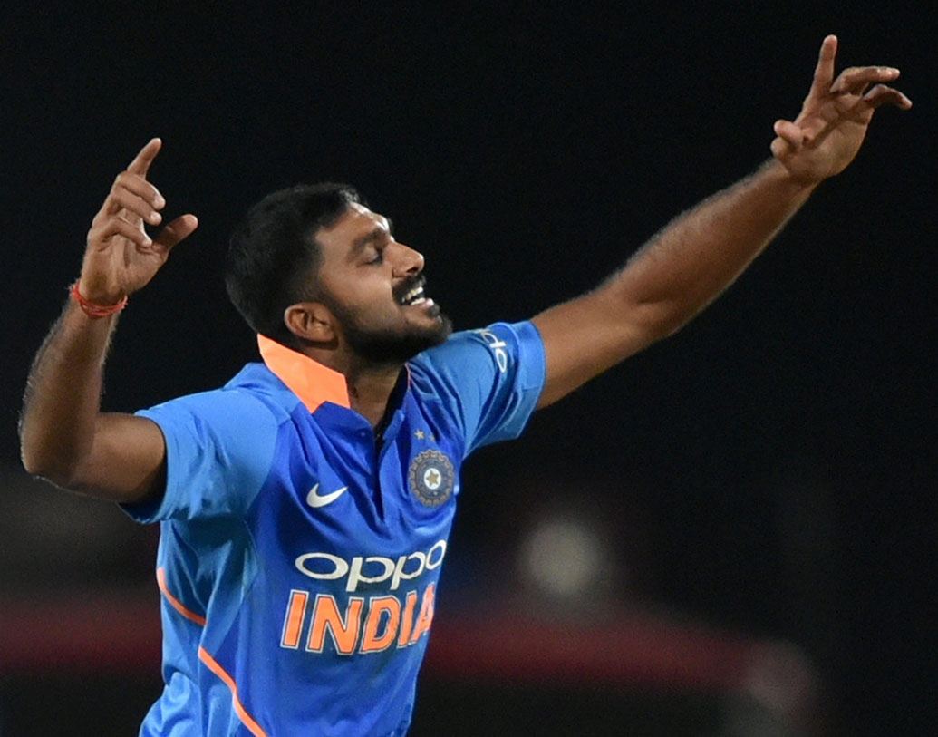 জয়ের জন্য শেষ ওভারে অস্ট্রেলিয়ার দরকার ছিল ১১, ব্যাট করছেন জমে যাওয়া মার্কাস স্টোয়নিস। বিজয় শঙ্করের হাতে বল তুলে দিলেন কোহালি। প্রথম বলে স্টোয়নিস আর তৃতীয় বলে জ়াম্পা। ভারতের জয় এল আট রানে। 