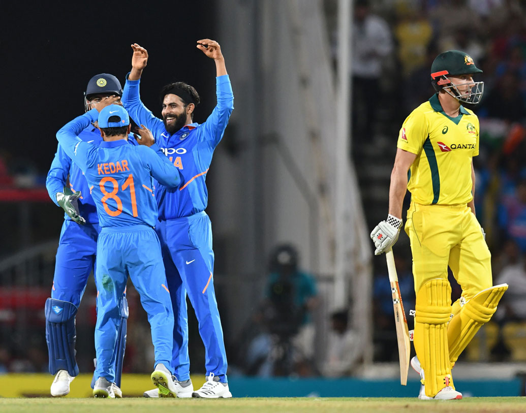 রবীন্দ্র জাডেজাও এ দিন বল হাতে ভেল্কি দেখিয়েছেন ভালই।  তিনিও জয়ের এক কারিগর তো বটেই।