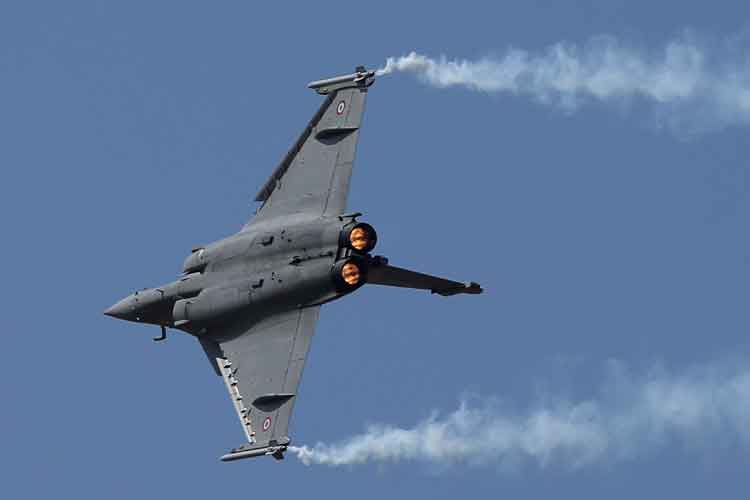 রাফাল চুক্তিতে নতুন করে তদন্তের দাবি ঠেকাতে গিয়ে দেশের শীর্ষ আদালতে দাঁড়িয়ে কেন্দ্রের তরফে যে দাবি করা হয়েছে তাতে কার্যত নতুন অস্ত্র এসে গেল বিরোধীদের হাতে। ছবি: এপি।