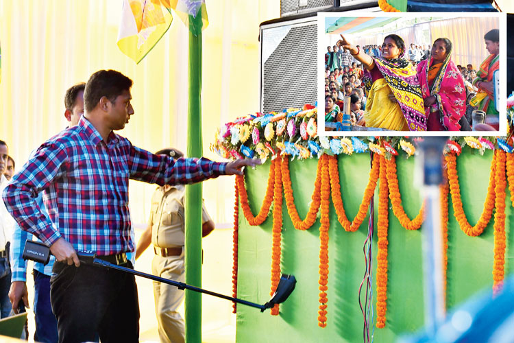 নজরদারি: অনুব্রত মণ্ডলের কর্মিসভায়। (ইনসেট) পুরপ্রতিনিধির বিরুদ্ধে নালিশ। রামপুরহাটে। নিজস্ব চিত্র