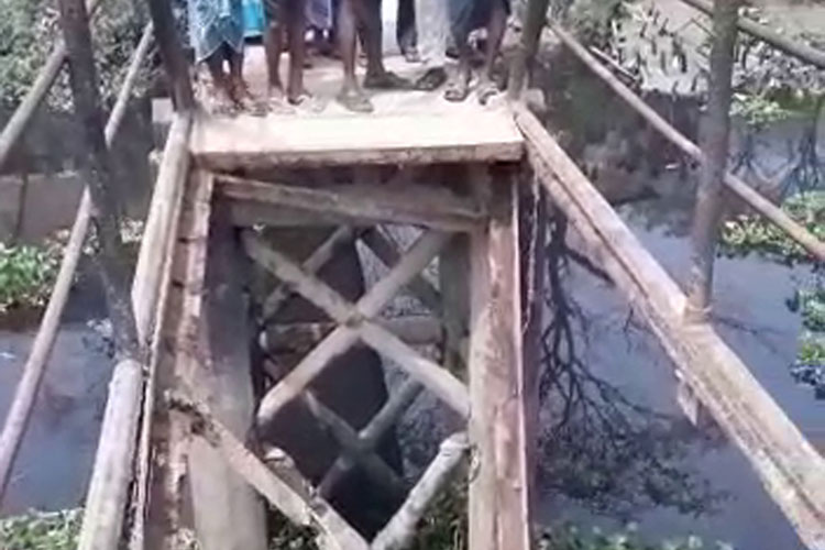Bridge broke down over the Bidyadhari River