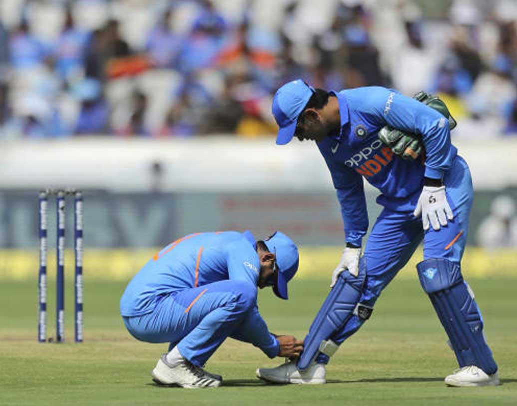 প্রচুর সুযোগ পেয়েছেন রায়ুডু। কোহালি ভরসাও করেন তাঁকে। কিন্তু রায়ুডু সেই ভরসার প্রতি সুবিচার করতে পারেননি। রাঁচীতে করেন মাত্র ২, নাগপুরে ১৮ ও হায়দরাবাদে ১৩। শেষ দশ ম্যাচে করেছেন ২৪৭ রান। ব্যাটের পাশাপাশি ফিটনেসও তেমন কিছু নয়। ফিল্ডিংও আহামরি নয়।