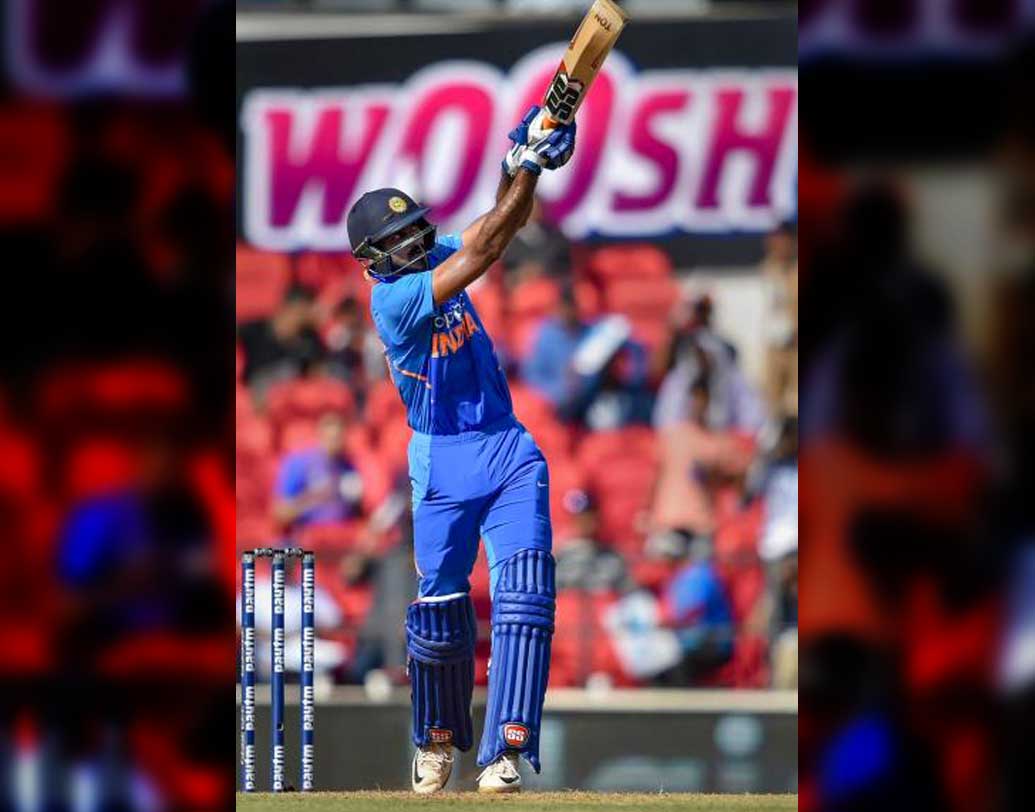 রাঁচীতে ব্যর্থ হওয়ায় বিশ্বকাপে যেন ক্রমেই অনিশ্চিত হয়ে পড়ছেন রায়ুডু। তা হলে কে হবেন বিকল্প? ভেসে আসছে বিজয় শঙ্করের নাম। চাপের মুখে ব্যাট হাতে দক্ষতার পরিচয় দিয়েছেন বিজয়। নাগপুরে ৪৬ রান করেন শঙ্কর। কোহালির সঙ্গে ৮১ রানের দুর্দান্ত পাটর্নারশিপ গডে়ন। এই ইনিংসের জন্য প্রশংসিত হন শঙ্কর।