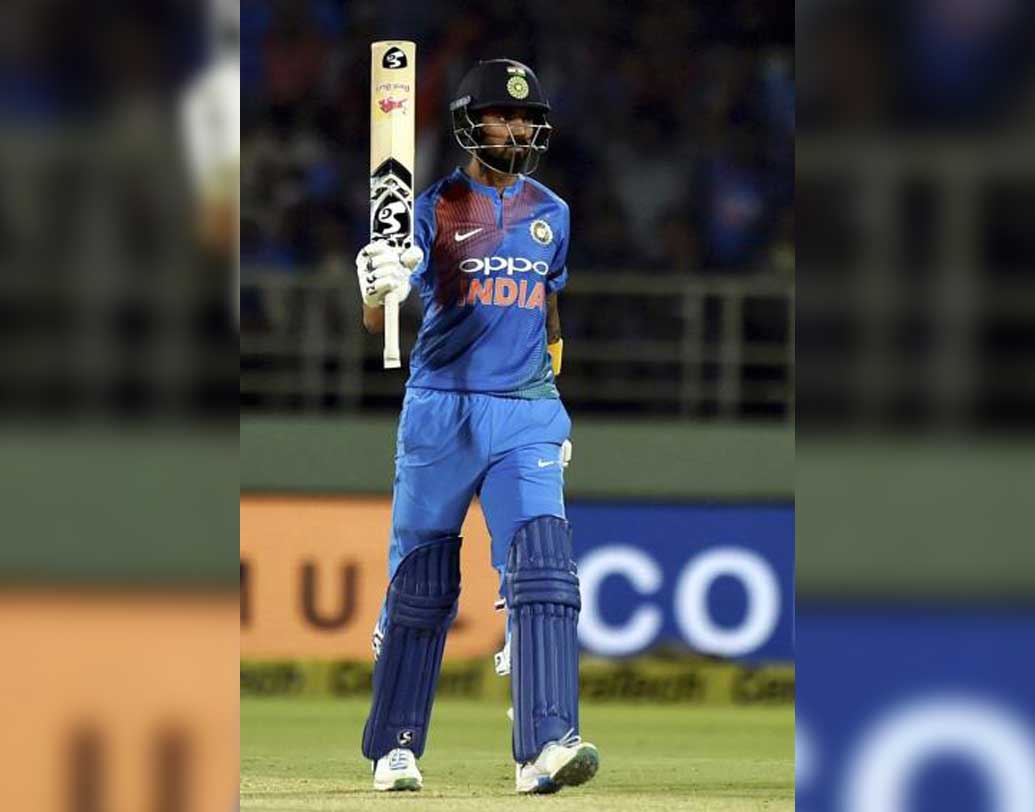 ভারতের দুই তারকা ওপেনারের ব্যর্থতা এবং অম্বাতি রায়ুডুর খারাপ ফর্ম সম্ভাবনা বাড়াচ্ছে লোকেশ রাহুলেরও। একটি চ্যাট শোয়ে গিয়ে বিতর্কিত মন্তব্য করে বিড়ম্বনায় পড়েছিলেন। পরিস্থিতি এখন বদলে গিয়েছে। শিখররা ক্রমাগত ব্যর্থ হলে রাহুলকে ওপেনিং স্লটেও পাঠানো হতে পারে। আবার রায়ুডুর জায়গাতেও নামতে পারেন তিনি।