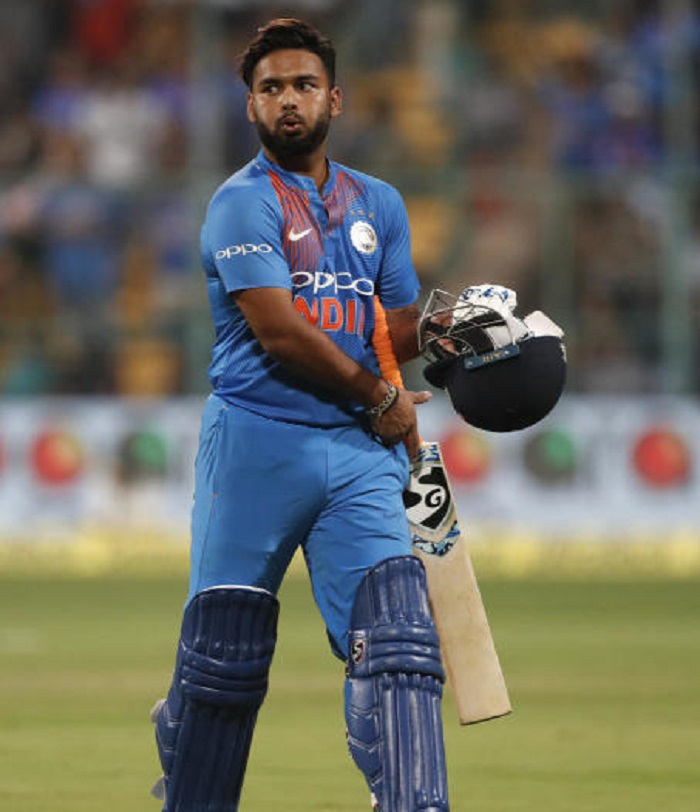 মহেন্দ্র সিংহ ধোনিকে আগামী দুটো ম্যাচে বিশ্রাম দেওয়া হয়েছে। মোহালি ও দিল্লির দুটো ওয়ানডেতে উইকেটের পিছনে দাঁড়াবেন ঋষভ পন্থ। এর পরেও রয়েছে আইপিএল। সেখানে ভাল করতে পারলে বিশ্বকাপে যাওয়ার বিমানে উঠতেই পারেন পন্থ। মারমুখী ব্যাটিং করেন এই বাঁ হাতি। দরকারের সময়ে বিশ্বকাপে চার নম্বরে দেখা যেতে পারে পন্থকেও।