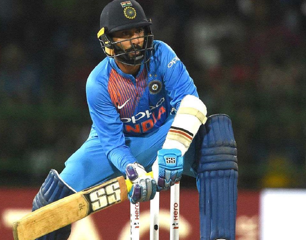 চার নম্বরের জন্য দীনেশ কার্তিকের নামও ভাবা যেতে পারে। তাঁর সঙ্গে পন্থের প্রতিযোগিতা। এমনও হতে পারে পন্থ বিশ্বকাপে গেলেন অতিরিক্ত ব্যাটসম্যান হিসেবে। সে ক্ষেত্রে দ্বিতীয় উইকেটকিপার হিসেবে যেতে পারেন কার্তিক।