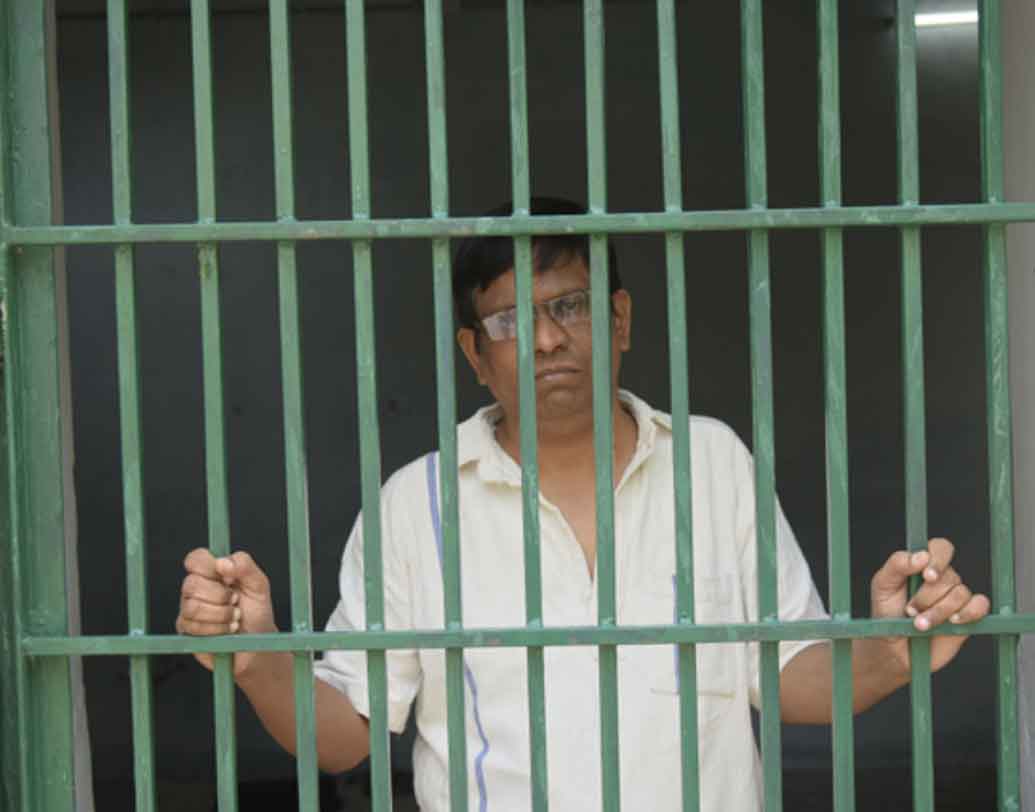 জেলের পোশাকে, কয়েদিদের সঙ্গে রাত কাটানো, জেলের খাবার খেয়ে দিনযাপন—এ সব কেবল বইতে পড়েছেন বা লোকমুখে শুনেছেন? সে সব এ বার আপনার সঙ্গেও ঘটতে পারে। জেলের কয়েদিদের পোশাক পরে তাঁদের সঙ্গে সময় কাটানো, মেঝেয় ঘুমোনো এ সব অভিজ্ঞতা আগে না হলেও এ বার হবে। তাও আবার যে সে জেলে নয়, একেবারে দিল্লির তিহাড় জেলে!