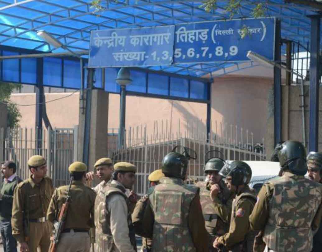 ৪০০ একর এলাকা জুড়ে তৈরি, ১৫ হাজারেরও বেশি অপরাধী বহনকারী এই জেল দেশের মধ্যে বৃহত্তম। এ বার এই জেলে আপনারও থাকার ব্যবস্থা করে দিতে এগিয়ে এসেছে কেরল সরকার। রাজ্যের জেল দফতর এমনই এক ভ্রমণের সুযোগ করে দিতে পারে আপনাকে। ‘ফিলস লাইক জেল’ নামক প্রোজেক্টে এ বার জেলের জীবনযাপনের সঙ্গেই পরিচয় করাতে চাইছে তারা।