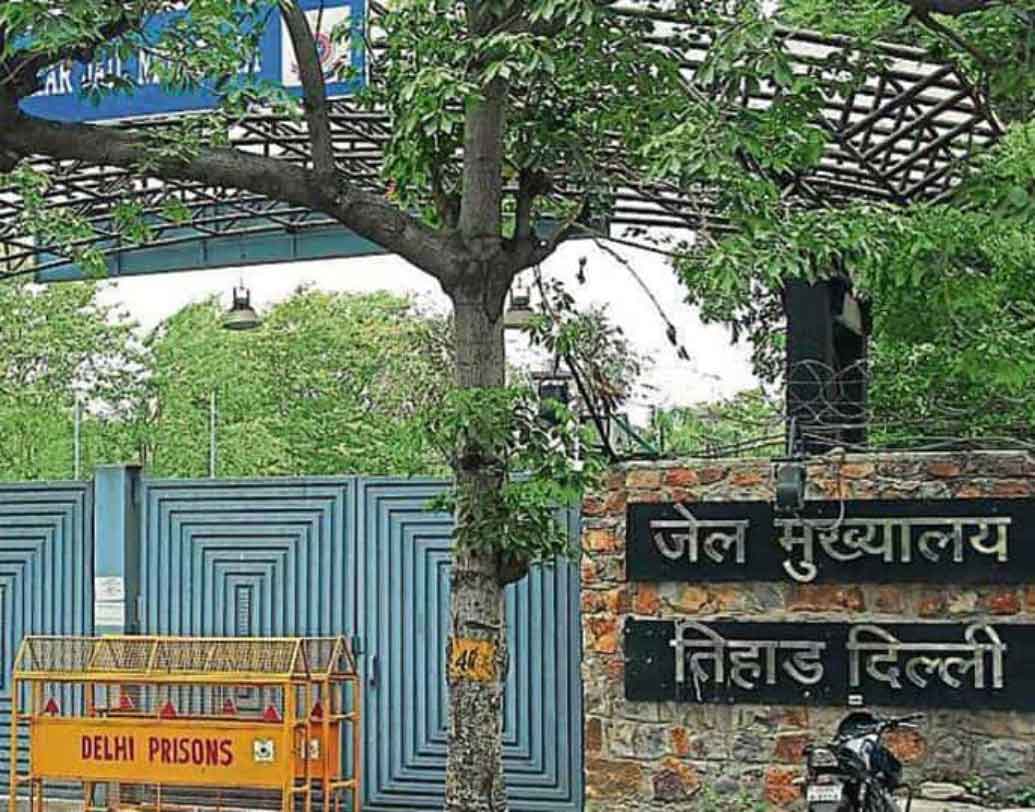 কিন্তু কেন এমন অদ্ভুত ভ্রমণের পরিকল্পনা? দফতর সূত্রে খবর, ভারতের এই বৃহত্তম জেল ঘুরে দেখার জন্য প্রতি দিন দেশ-বিদেশ থেকে প্রচুর আবেদন জমা পড়ে। সে সব অনুরোধ খতিয়ে দেখেই এ বার এমন ভ্রমণের বন্দোবস্ত।