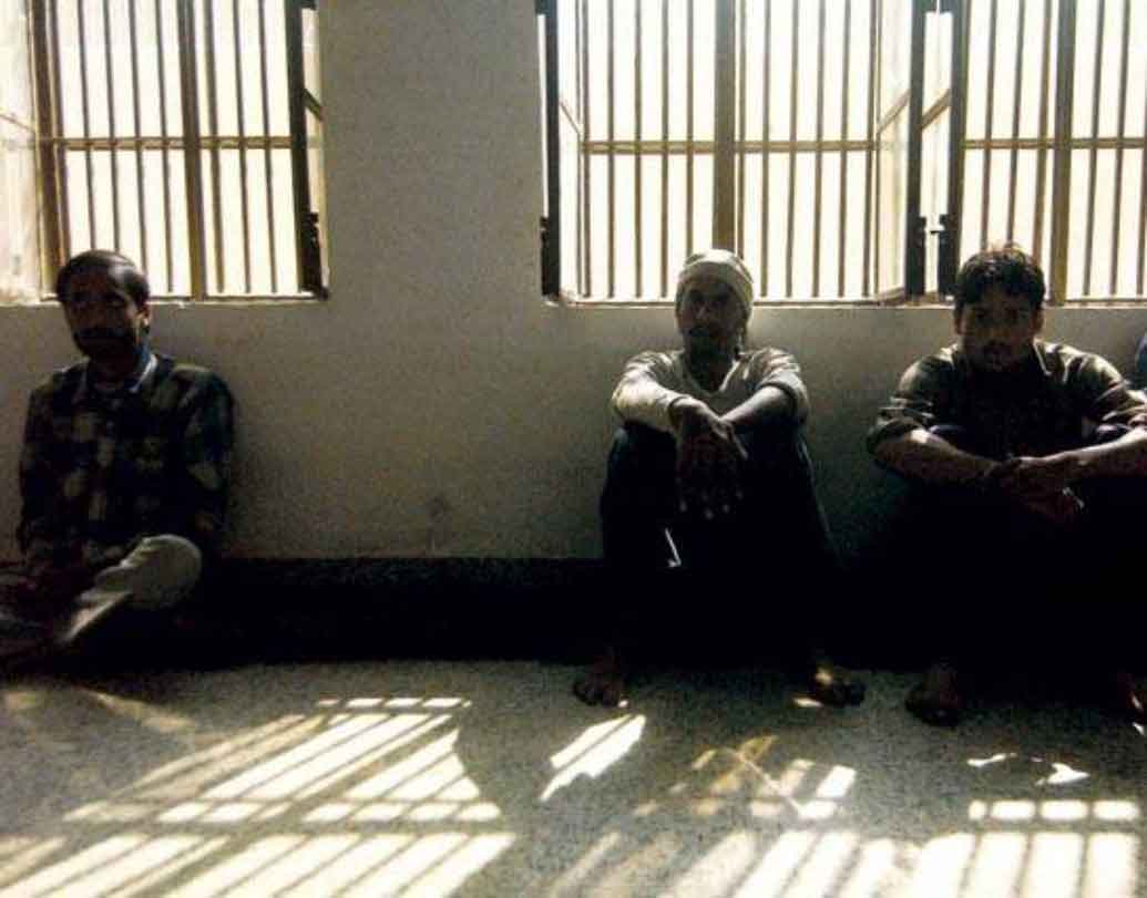 তবে জেলের অন্য বন্দিদের থেকে ক্ষয়-ক্ষতির আশঙ্কা নেই। অতিথিদের কুঠুরিগুলো এমন ভাবেই বানানো, যাতে অপরাধীদের কুঠুরির সঙ্গে তাদের কোনও যোগাযোগ না থাকে। জেল ঘুরে দেখার সঙ্গে জেলের জীবনের স্বাদও পাবেন এই ভ্রমণে।