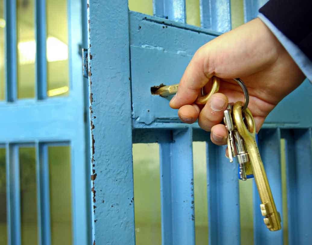 কিছু অর্থের বিনিময়েই এই জেলে ঢোকার ছাড়পত্র মিলবে। তার পর লক আপে ঢুকিয়ে তালাবন্ধ করে রাখা হবে আপনাকে। জেলের কয়েদিদের মতো পোশাক পরে মেঝেতে শুতে হবে, খেতে হবে জেলের খাবার। বিকেলে বেড়িয়ে টুকটাক শ্রমও দান করতে হবে, যেমনটা সশ্রম কারাদণ্ডে হয়ে থাকে।