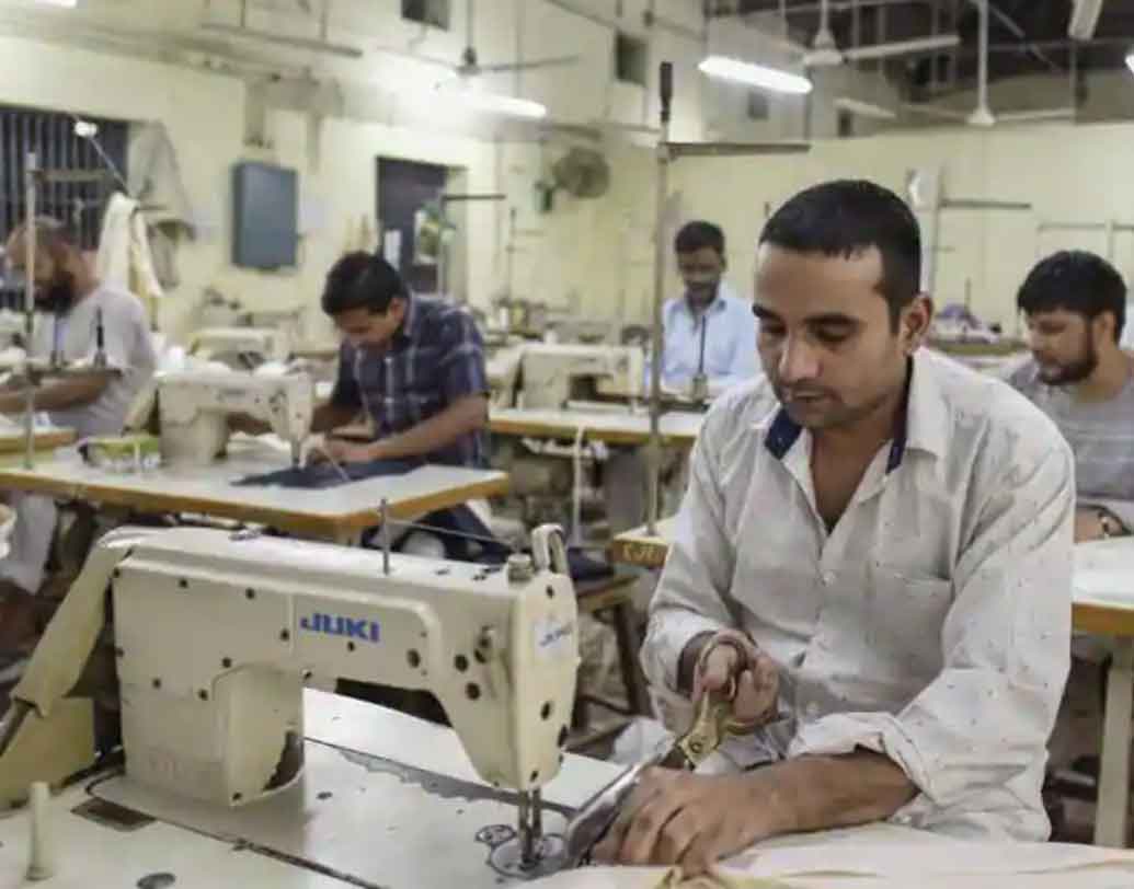 কেমন কাজ? দফতর সূত্রে খবর, কয়েদিদের মতোই কোনও কাজ, যেমন সেলাইফোঁড়াই, গম পেষাই, বাগান করা, মাটি খোঁড়া ইত্যাদি কায়িক শ্রমে যুক্ত রাখার কথা ভাবা হয়েছে। জেলের মানুষদের জীবনযাত্রার আঁচ দিতেই এই ব্যবস্থা। তবে কোনও জোরাজুরি নেই। অতিথিদের সুবিধা-অসুবিধা, ইচ্ছা-অনিচ্ছা মেনেই তাঁদের থাকতে দেওয়া হবে।