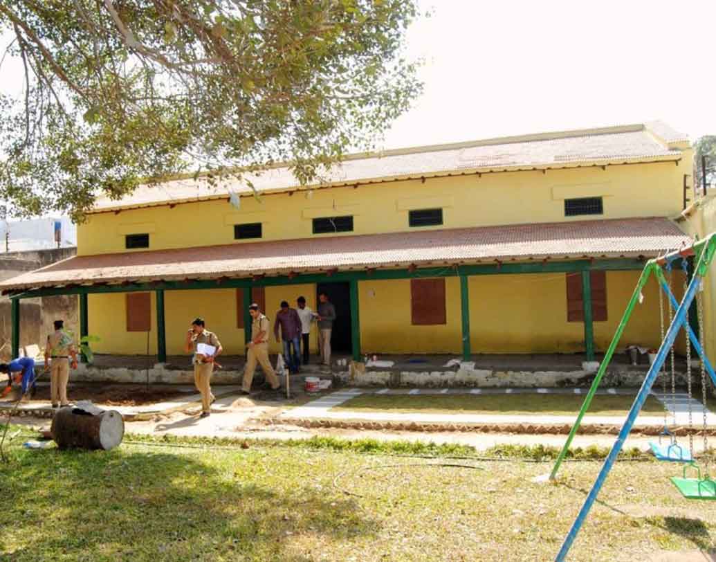 এর মধ্যেই গোটা জেলচত্বর ঘুরে দেখারও সুযোগ মিলবে অতিথিদের। গোটা প্রোজেক্টটি রাজ্যের স্বরাষ্ট্র দফতরের কাছে পাঠানো হয়েছে, সেখান থেকে অনুমতি এলেই প্রবেশমূল্য ধার্য করা হবে। তবে তিহাড়েই প্রথম নয়, তেলঙ্গানার সঙ্গারেড্ডি জেলেও ২০১৬ সাল থেকেই মাত্র ৫০০ টাকার বিনিময়ে এমন জেলভ্রমণ শুরু করছেন কর্তৃপক্ষরা।