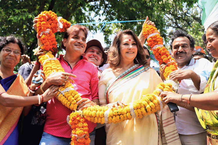 বারাবনিতে তৃণমূল প্রার্থী মুনমুন সেন। ছবি: বিকাশ মশান