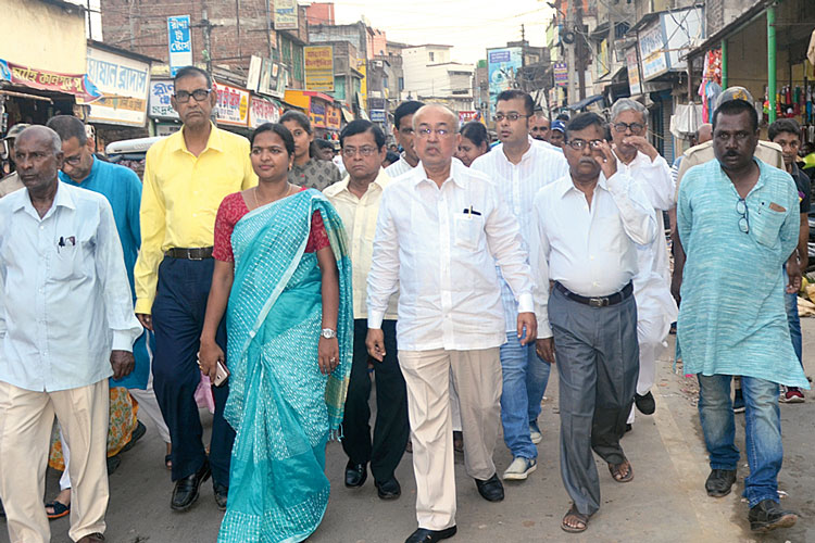 কাটোয়ায় রবীন্দ্রনাথ চট্টোপাধ্যায়ের নেতৃত্বে তৃণমূলের মিছিল। নিজস্ব চিত্র