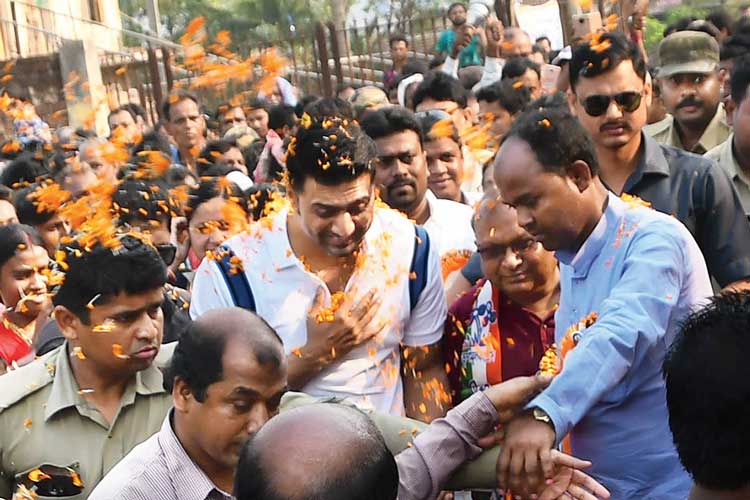 শনিবার পাঁশকুড়ায় মঞ্চে দেব। অথচ ফাঁকাই রয়েছে চেয়ার। যা নিয়ে আশা দেখছে বিজেপি।