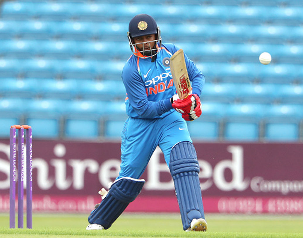 পঞ্জাব ক্রিকেট অ্যাসোসিয়েশনের মাঠে আজ খেলা। ওপেন করার কথা পৃথ্বী শয়ের। গত ম্যাচে ৫৫ বলে ৯৯ রান করেছেন তিনি। সোজা ব্যাটে খেলার প্রবণতা এগিয়ে রাখবে তাঁকে।