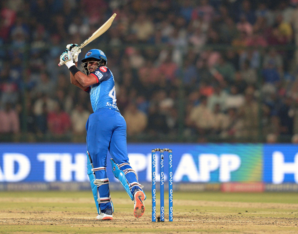 দিল্লির ক্যাপ্টেন শ্রেয়স আইয়ার নামতে পারেন তিন নম্বরে। গত ম্যাচে তাঁর নেতৃত্ব বিপাকে ফেলেছিল নাইট বাহিনীকে। তিনি ৩২ বলে ৪৩ রান করেন ওই দিন।