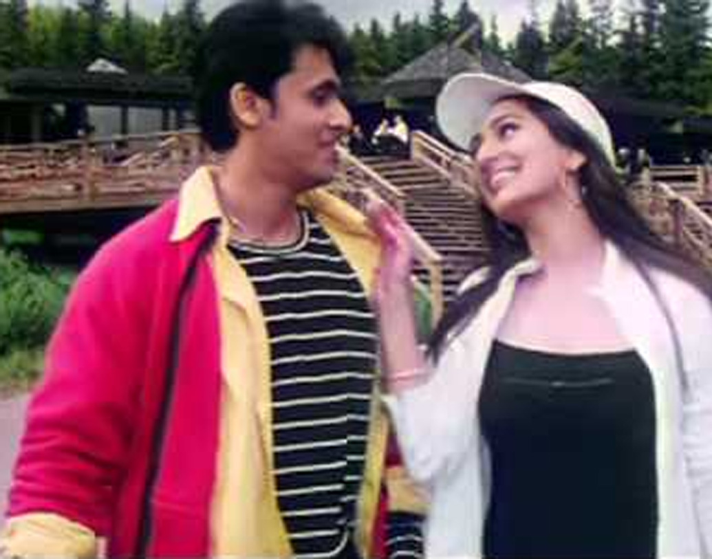 ‘কাশ আপ হামারে হোতে’ ছবি দিয়ে বলিউডে ডেবিউ করেন তিনি। এই ছবিতে সোনু নিগমের বিপরীতে অভিনয় করেছিলেন তিনি।