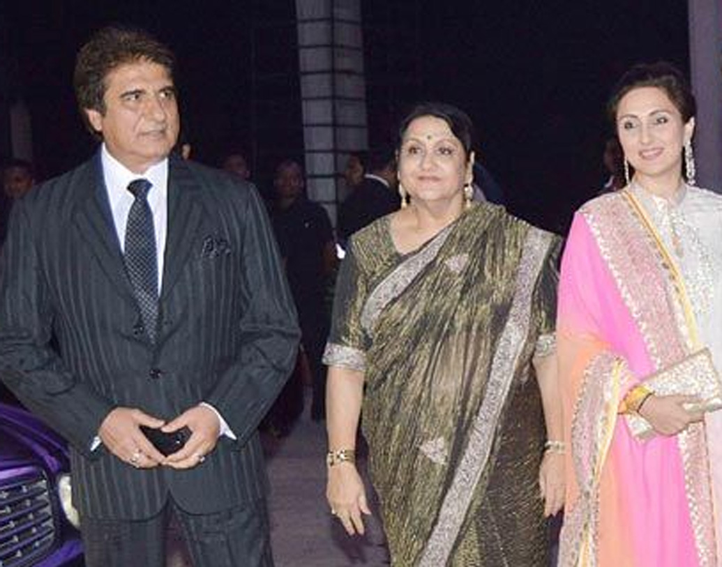 জুহির বাবা অভিনেতা রাজ বব্বর, আর মায়ের নাম নাদিরা। রাজের প্রথম স্ত্রী নাদিরার মেয়ে জুহি।