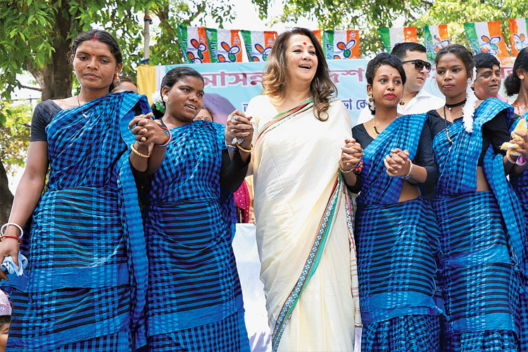 তালে-তালে: প্রচারে আদিবাসী নৃত্যে পা মেলালেন আসানসোল লোকসভা কেন্দ্রের তৃণমূল প্রার্থী মুনমুন সেন। রবিবার বারাবনিতে। ছবি: পাপন চৌধুরী