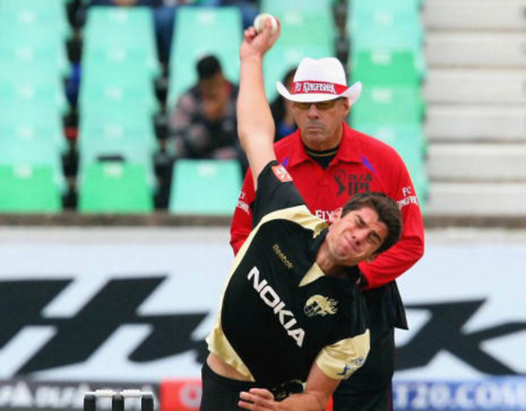 মোজেস এনরিকে: ২০০৯ সালে অনেক টাকা দিয়ে কেকেআর দলে নিয়ে ছিল এই অলরাউন্ডারকে। সে বার মাত্র চারটি ম্যাচে সুযোগ পান। কিছুই প্রায় করতে পারেননি।