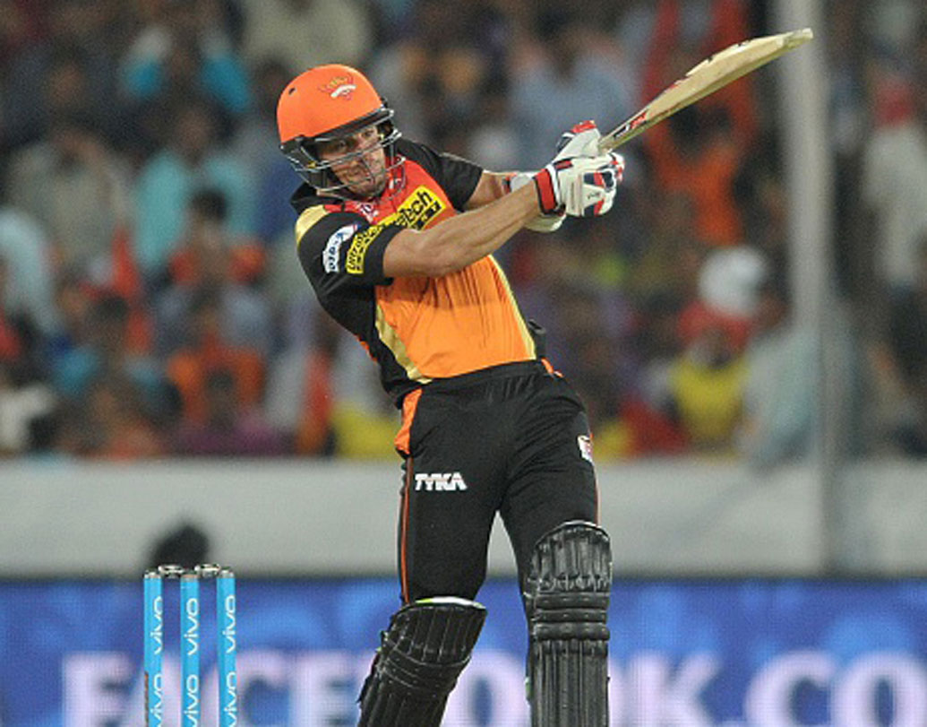 মোজেস এনরিকে: পরের বছর দিল্লি কিনে নেয়, আর শুরু হয় তাঁর সাফল্যের পথ চলা। পরবর্তীতে বেঙ্গালুরু এবং হায়দরাবাদের হয়েও নজর কাড়েন। হায়দরাবাদের একাধিক জয়ে গুরুত্বপূর্ণ ভূমিকা নেন তিনি।