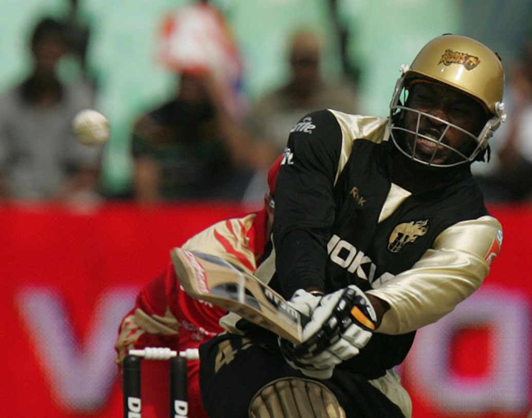 ক্রিস গেল: তিন বছর কেকেআরের সঙ্গে ছিলেন। যদিও প্রথম বছর চোটের জন্য খেলতে পারেননি। পরের দুই বছর সব মিলিয়ে করেছিলেন মাত্র ৪৬৩ রান।