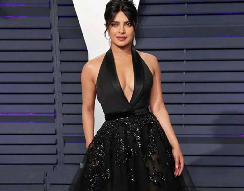 ওই ম্যাগাজিনে লেখা হয়েছিল, শুধুমাত্র টাকার জন্যই প্রিয়ঙ্কা বিয়ে করেছেন। নায়িকার দাবি, এতে তাঁর এতদিনের তৈরি ইমেজ নষ্ট হয়েছে। ফলে ম্যাগাজিনের বিরুদ্ধে বড় অঙ্কের ক্ষতিপূরণ দাবি করতে পারেন তিনি বলে মনে করা হচ্ছে।