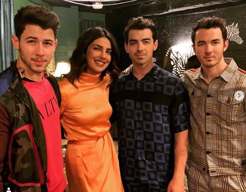 সদ্য আটলান্টায় জোনাস ব্রাদার্সের শো-এ গিয়েছিলেন প্রিয়ঙ্কা। সেখানে নিক ছাড়াও তাঁর দুই ভাই জো এবং কেভিন উপস্থিত ছিলেন। মঞ্চ থেকেই ইঙ্গিতে প্রিয়ঙ্কাকে ‘আই লভ ইউ’ বলেন নিক।