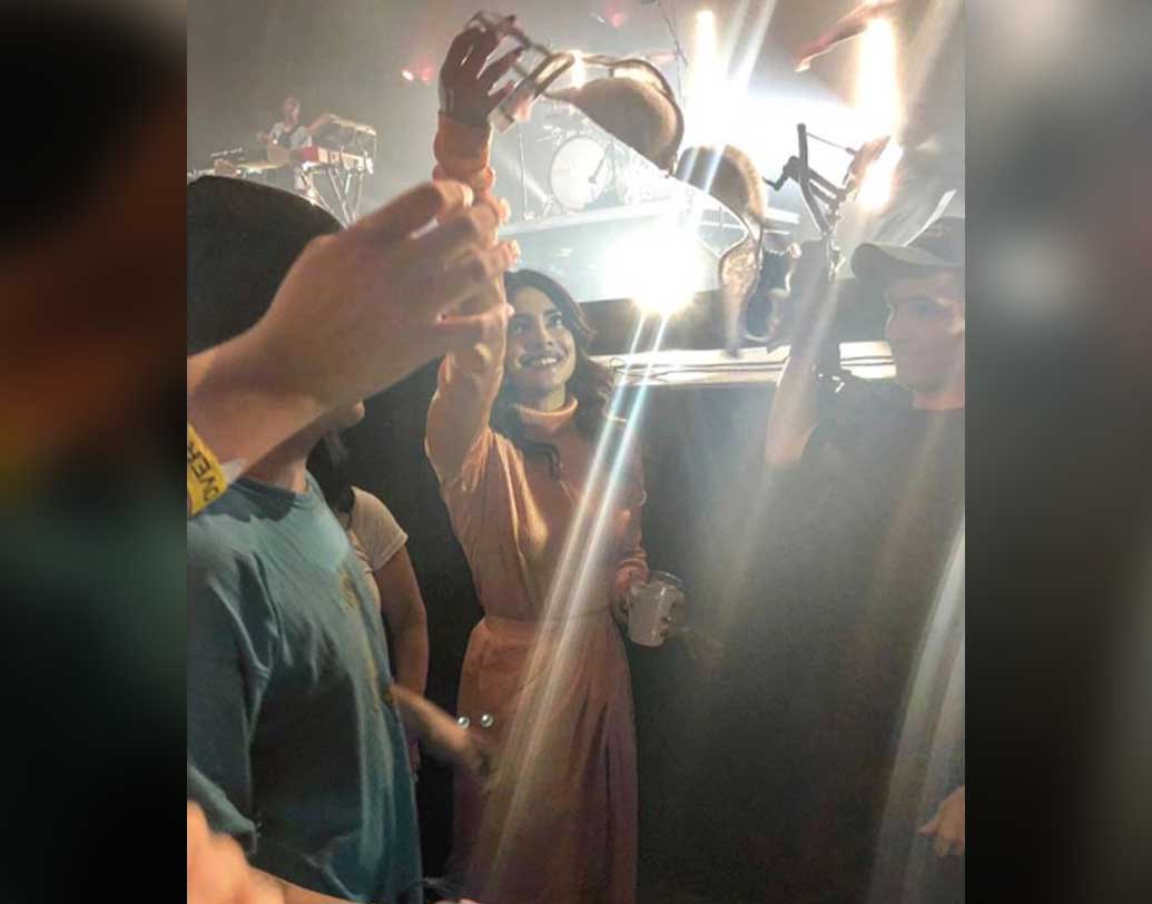 ওই কনসার্ট চলাকালীন এক মহিলা ভক্ত নিকের দিকে নিজের অন্তর্বাস ছুড়ে দেন। তা নিজের হাতে নিককে পৌঁছেও দেন প্রিয়ঙ্কা। এই ঘটনায় একটুও বিরক্তি ছিল না নায়িকার মুখে। বরং ছবি দেখে অনেকেরই মনে হয়েছে, তিনি বেশ মজা পেয়েছেন।