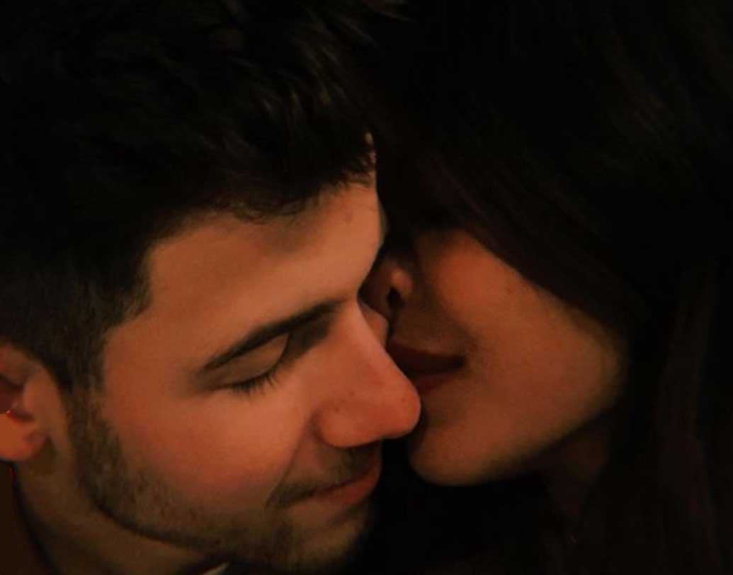 কিন্তু প্রিয়ঙ্কার সোশ্যাল ফলোয়াররা এ দাবি মানতে নারাজ। নিকের ব্যবহারে প্রিয়ঙ্কার প্রতি কোনও অসন্তোষ দেখতে পাননি তাঁরা। সে কারণেই গোটা ঘটনা গসিপ বলেই উড়িয়ে গিতে চান প্রিয়ঙ্কার অনুরাগীরা।