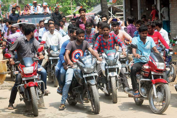 তৃণমূলের বাইক বাহিনী। —নিজস্ব চিত্র।