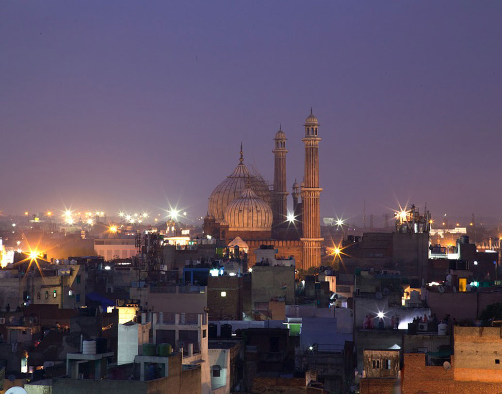 দেশের অন্যান্য প্রান্তে যখন তীব্র গরম, তখন রাজধানী দিল্লির আবহাওয়ার হাল কেমন? এ দিন রাজধানীতে তাপমাত্রা ঘোরাফেরা করেছে সর্বোচ্চ ৩৮ ডিগ্রি সেলসিয়াসের ঘরে। রাজধানীতে ধুলোর ঝড় বা বজ্রবিদ্যুৎ-সহ বৃষ্টির পূর্বাভাসও রয়েছে।