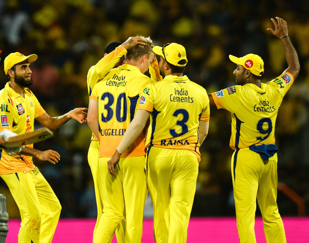 টসে জিতেই এ দিনের ম্যাচের অর্ধেকটা জিতে গিয়েছিলেন ধোনি। চিপকের খুনে পিচে প্রথমে ব্যাট করে টার্গেট সেট করাটা খুব বড় চ্যালেঞ্জ। বোসেই পিচে নাইটদের মাত্র ১০৮ রানে বেঁধে ফেলে বেশির ভাগ কাজ সেরে রাখেন মাহিরা।