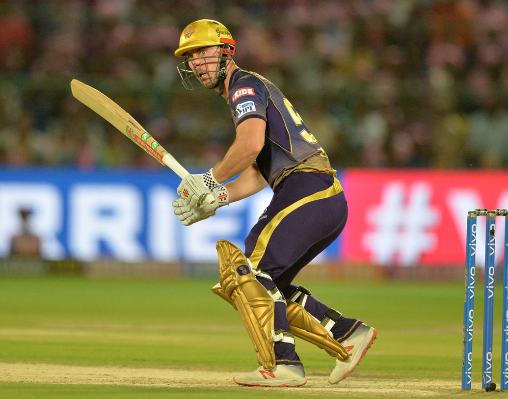 পাঁচ ওভারের মধ্যেই ৪ উইকেট পড়ে যায় কলকাতার। ওপেনার ক্রিস লিনের থেকে পরিণত ইনিংস আশা করেছিল দল। কিন্তু পিচ না বুঝে অবিবেচকের মতো আউট হন তিনি।