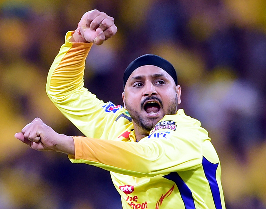 হরভজন সিংহ ২ উইকেট পেয়েছেন ১৫ রানের বিনিময়ে। অন্য দিকে নারাইন ছাড়া কেকেআরের আর কোনও বোলার সফল হতে পারেননি এ দিন।