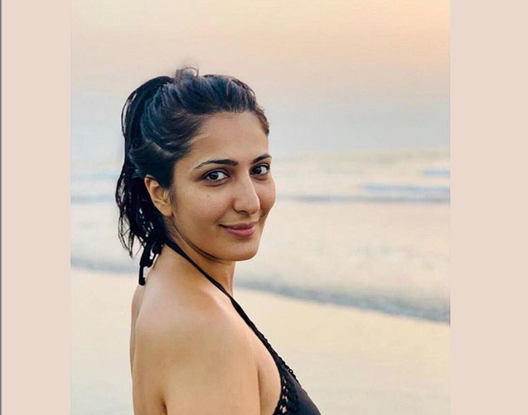 ঈশা চোপড়া নামের এই তরুণী ২০১৪ সালে একটি শর্ট ফিল্ম দিয়ে অভিনয়ের কাজ শুরু করেন।