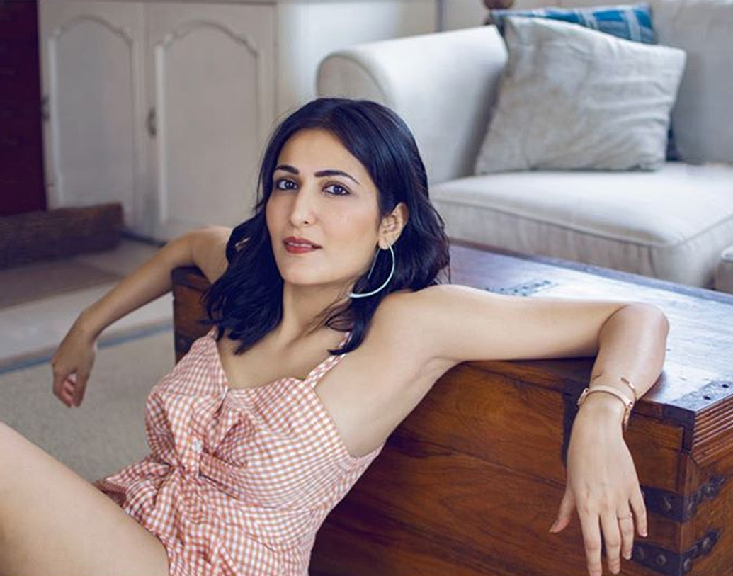 পরিবারে বাবা ও দিদি দু’জনেই চিকিৎসক। পড়াশোনাই করতে চেয়েছিলেন ঈশা। তবে ছোটবেলা থেকেই অভিনয়ে আকৃষ্ট ছিলেন।