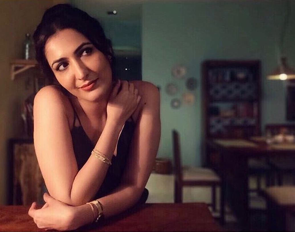 বাড়ির উৎসাহে ছয় বছর বয়স থেকে মঞ্চে অভিনয় শুরু করেন।