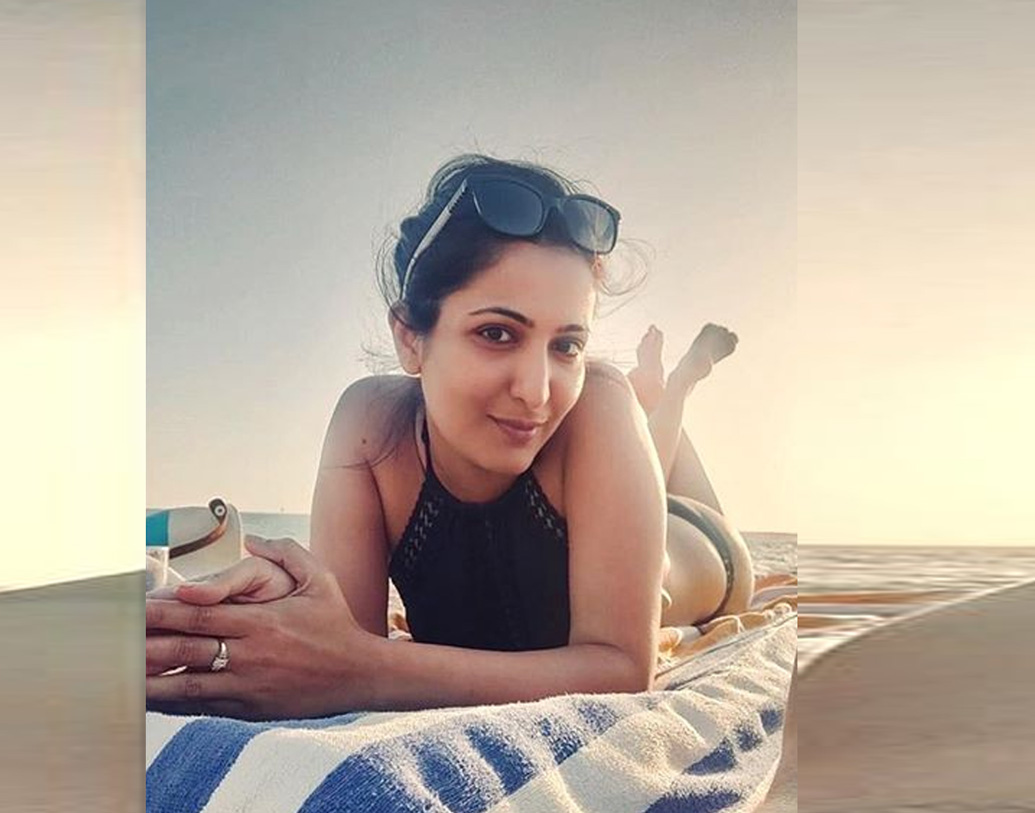 তবে ঈশার পরিচয়টা একটু অন্য রকমও। তিনি নিয়মিত লেখালেখি করেন। নানা জায়গায় তাঁর লেখা বেরিয়েছে। তিনি বেশ কিছু চিত্রনাট্য লিখেছেন ওয়েবসিরিজের জন্য।