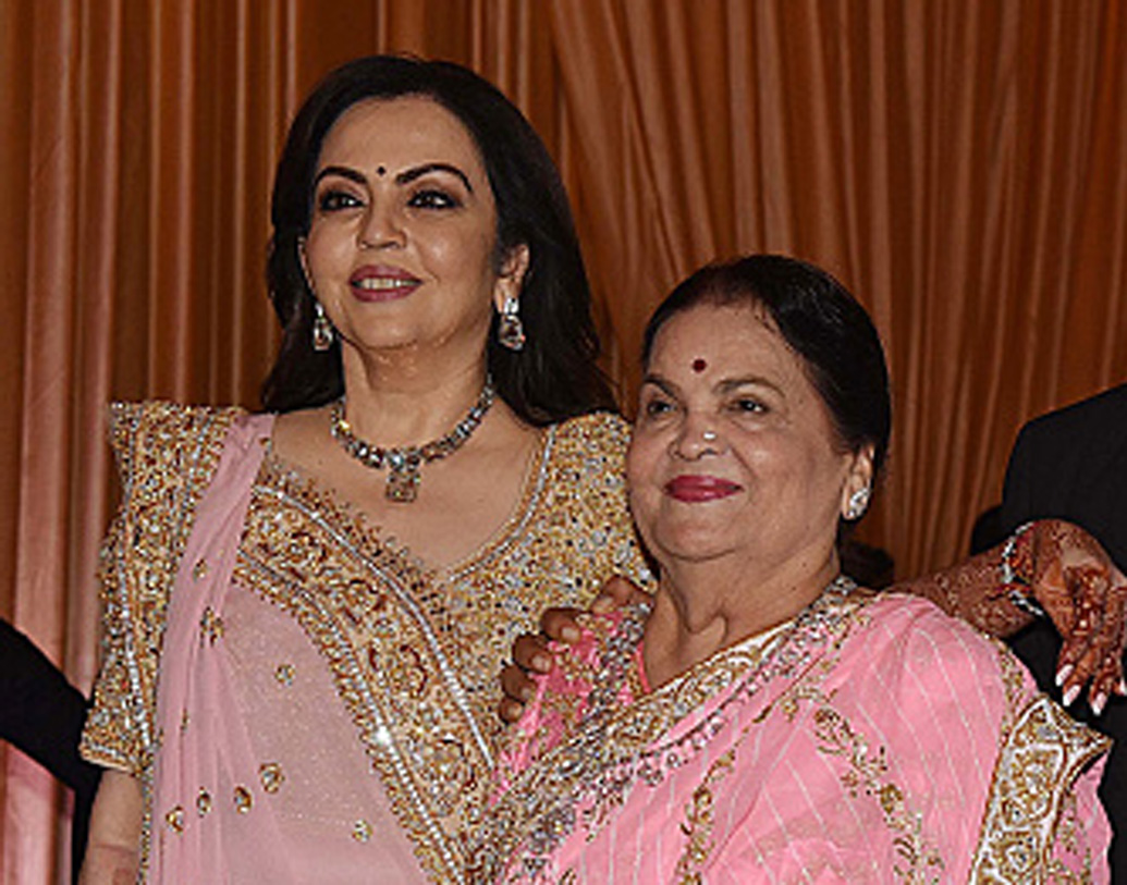 নবরাত্রির অনুষ্ঠানে নীতার ভরতনাট্যমের অনুষ্ঠান দেখে তাঁকে ছেলের জন্য পছন্দ করেই ফেলেছিলেন ধীরুভাই অম্বানী। কোকিলাবেনেরও পছন্দ হয়ে যায় নীতাকে।