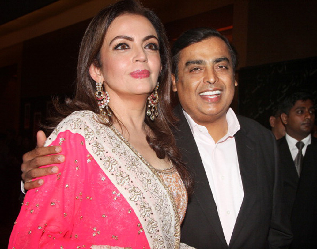 সিমি গ্রেওয়ালের সঙ্গে একটি সাক্ষাৎকারে মুকেশ বলেছিলেন, ধীরুভাই ফোন করেছিলেন নীতার বাড়িতে। প্রথমে ফোন পেয়ে বিশ্বাস করেননি নীতা। ভেবেছিলেন, ফোনে কেউ ওই মাপের শিল্পপতির নাম নিয়ে ঠাট্টা করছে। পরে বোঝেন সত্যিই ধীরুভাই ফোন করেছেন।