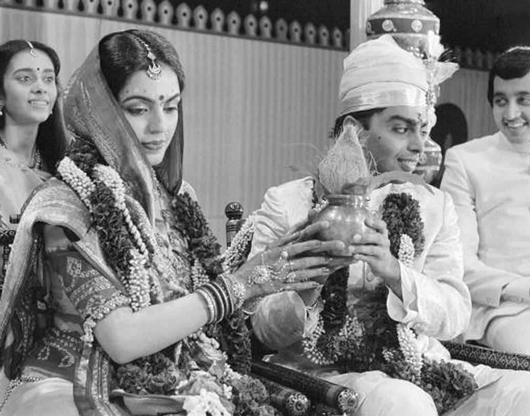 নীতার জন্য পাবলিক বাসে চড়ে মুকেশ যাতায়াতও করেছেন সেই সময়। নীতা একটি সাক্ষাৎকারে বলেন, তখনই তিনি বুঝতে পেরেছিলেন, মুকেশ মানুষটা ভালই।