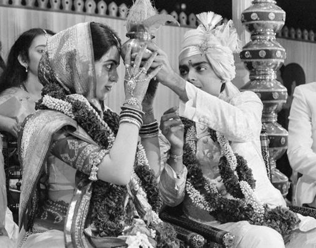 মুকেশ কিন্তু ছয়-সাত দিন দেখা করার পরই নীতাকে বিয়ের প্রস্তাব দেন। মাঝ রাস্তায় গাড়ি থামিয়ে জিজ্ঞাসা করেছিলেন, নীতা তাঁকে বিয়ে করতে রাজি কি না।