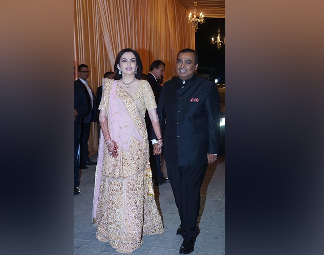 মাঝ রাস্তায় মুকেশের গাড়ির পিছনে বেশ কয়েকটি গাড়ি দাঁড়িয়ে পড়ে। নীতা প্রস্তাবে সাড়া দিলে তবেই ফের গাড়ি চালানো শুরু করেন মুকেশ।