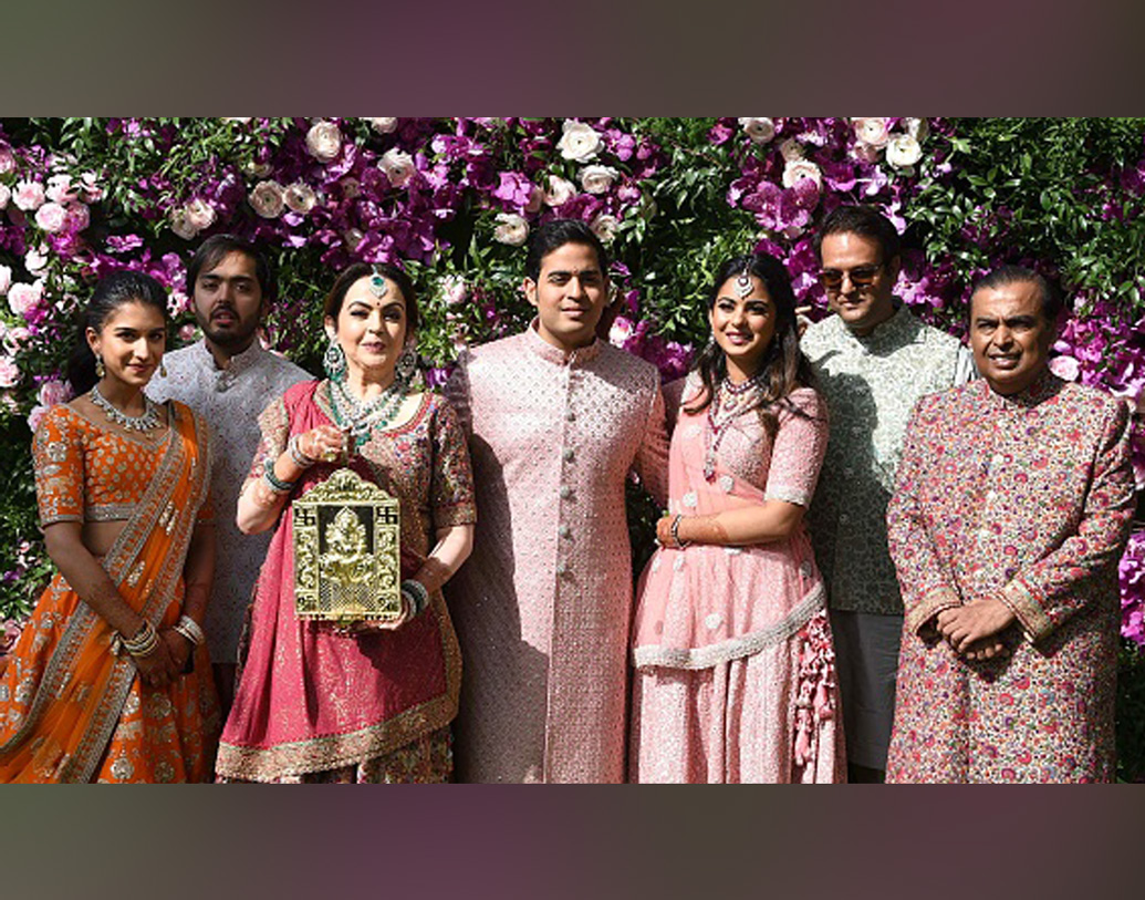 ১৯৮৫ সালের ৮ মার্চ সাত পাকে বাঁধা পড়েন নীতা ও মুকেশ। বিয়ের পর মুকেশ আরও বেশি কাজে মন দিতে পেরেছেন, জানান এমনটাই। ঈশা, অনন্ত, আকাশ তিন সন্তানকে নিয়ে সুখেই রয়েছেন দম্পতি।