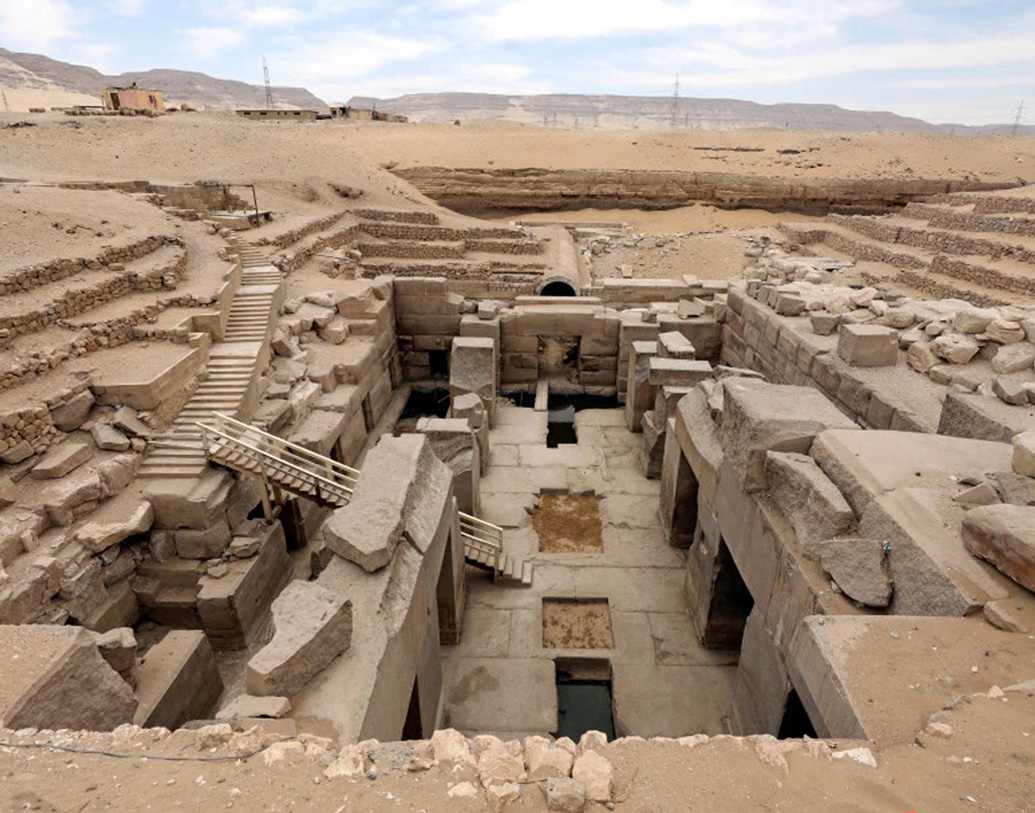 এর পর থেকেই শুরু হয় চোরাচালানকারীদের হামলা। সমাধিক্ষেত্রে চুরির চেষ্টা হয় একাধিকবার। (প্রতীকী ছবি)