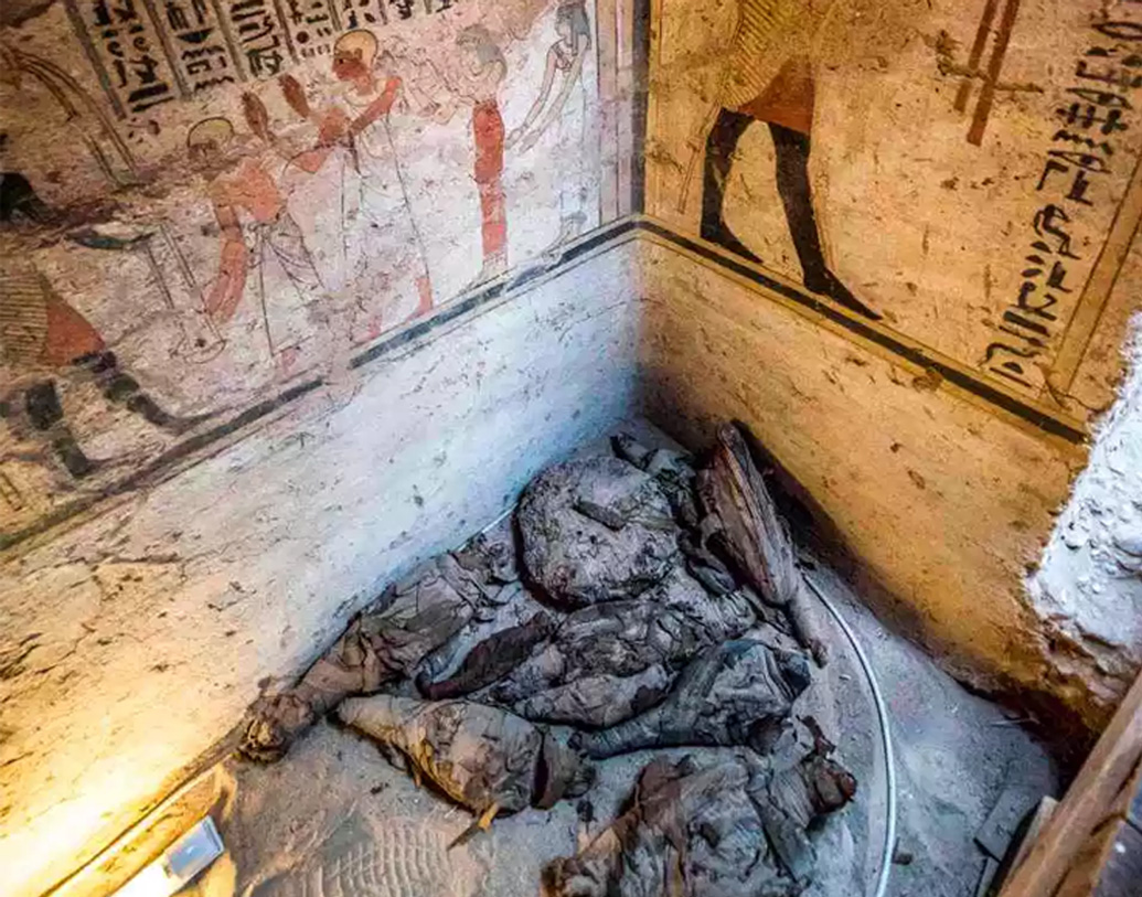 সমাধিক্ষেত্রে দু’টি পাথরের সমাধি রয়েছে। টুটু ও তাঁ স্ত্রী টা-শিরিত-ইজিজের মমিতে রয়েছে অসংখ্য উপহার। এমনকি মৃত্যুর পরবর্তী জীবন সংক্রান্ত বইও রয়েছে।